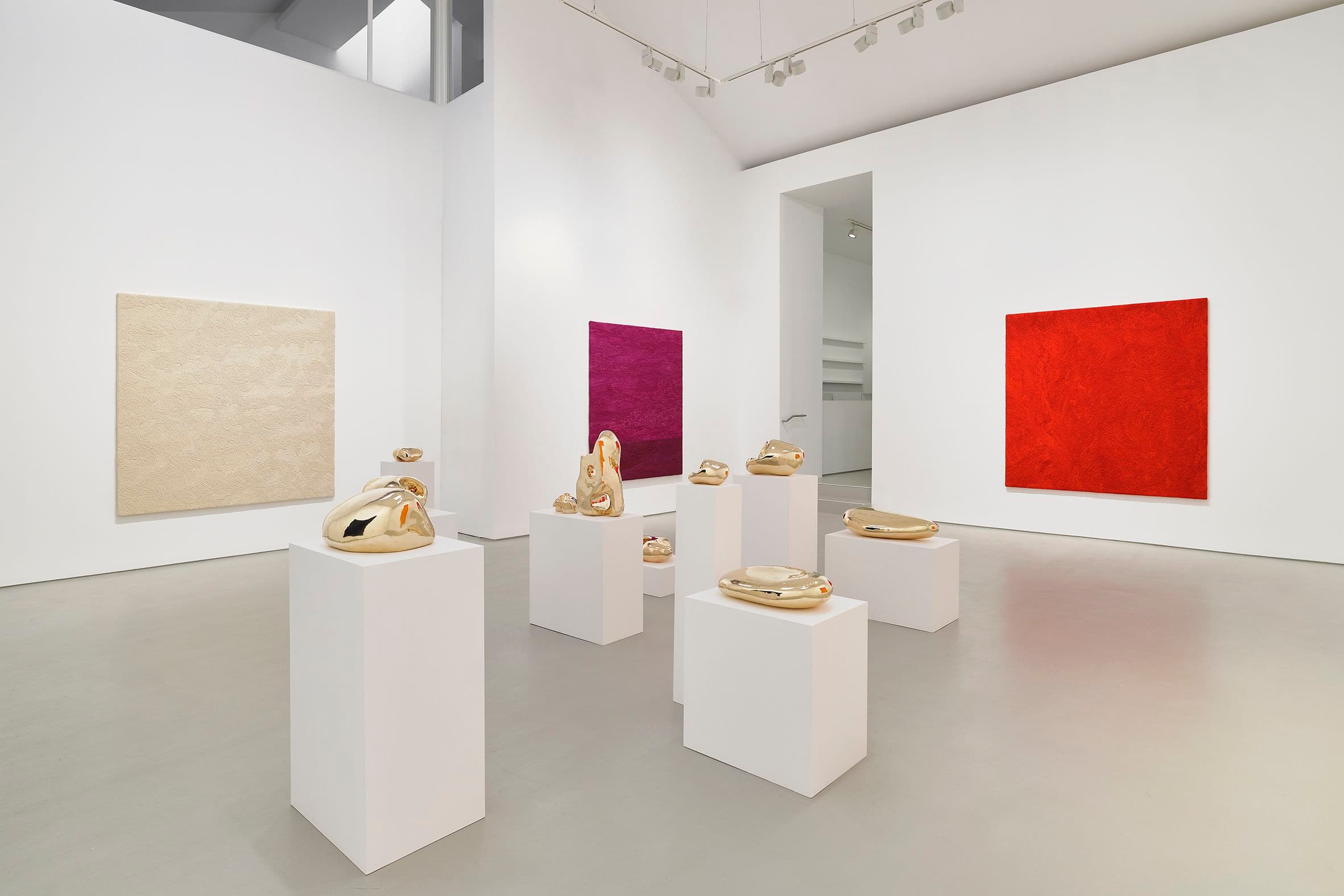 Sarah Crowner — Tableaux en Laine, Pierres en Bronze — image 1 of 2