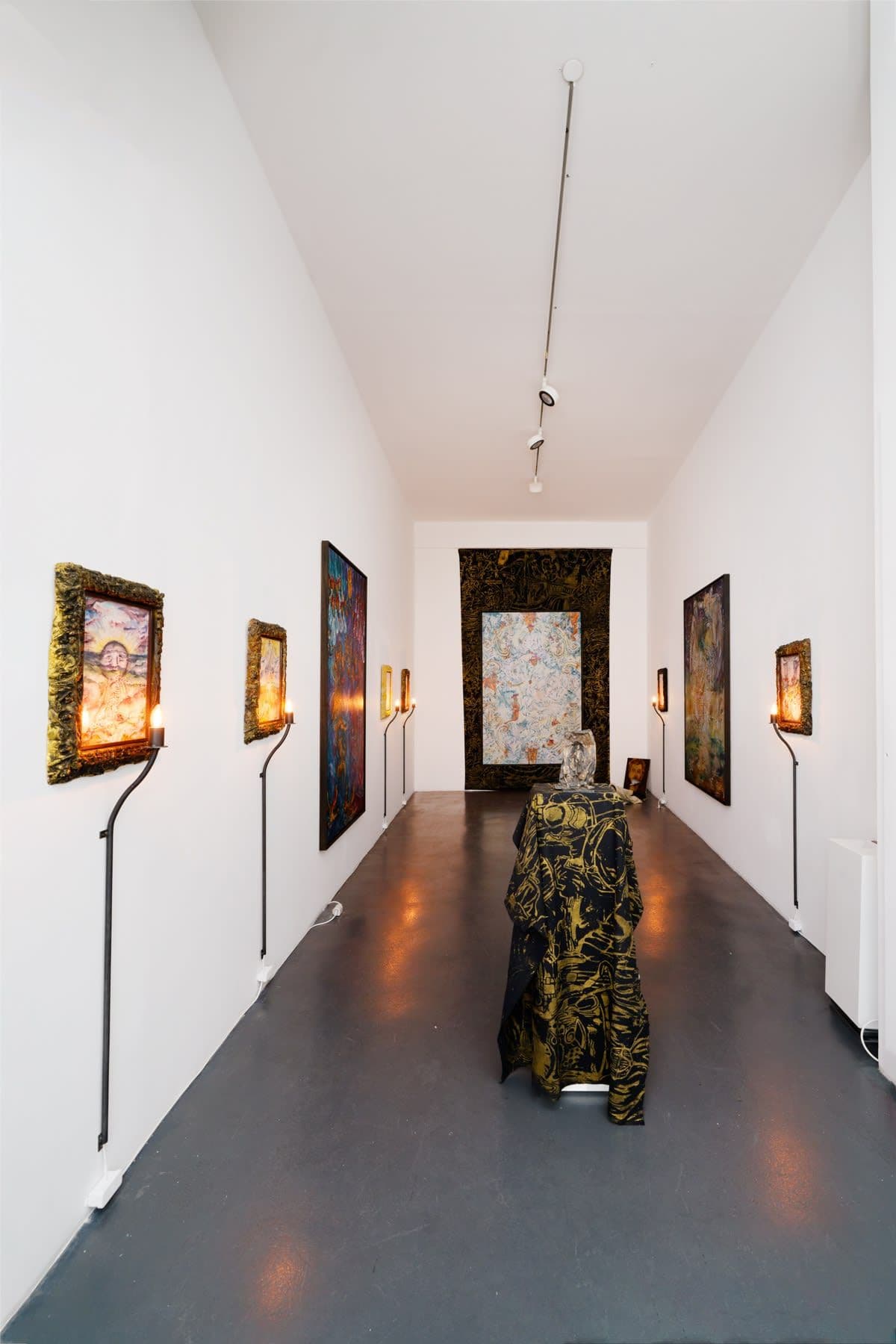 Joris Van de Moortel — Le Poids Du Ciel Illumine La Terre — image 10 of 11
