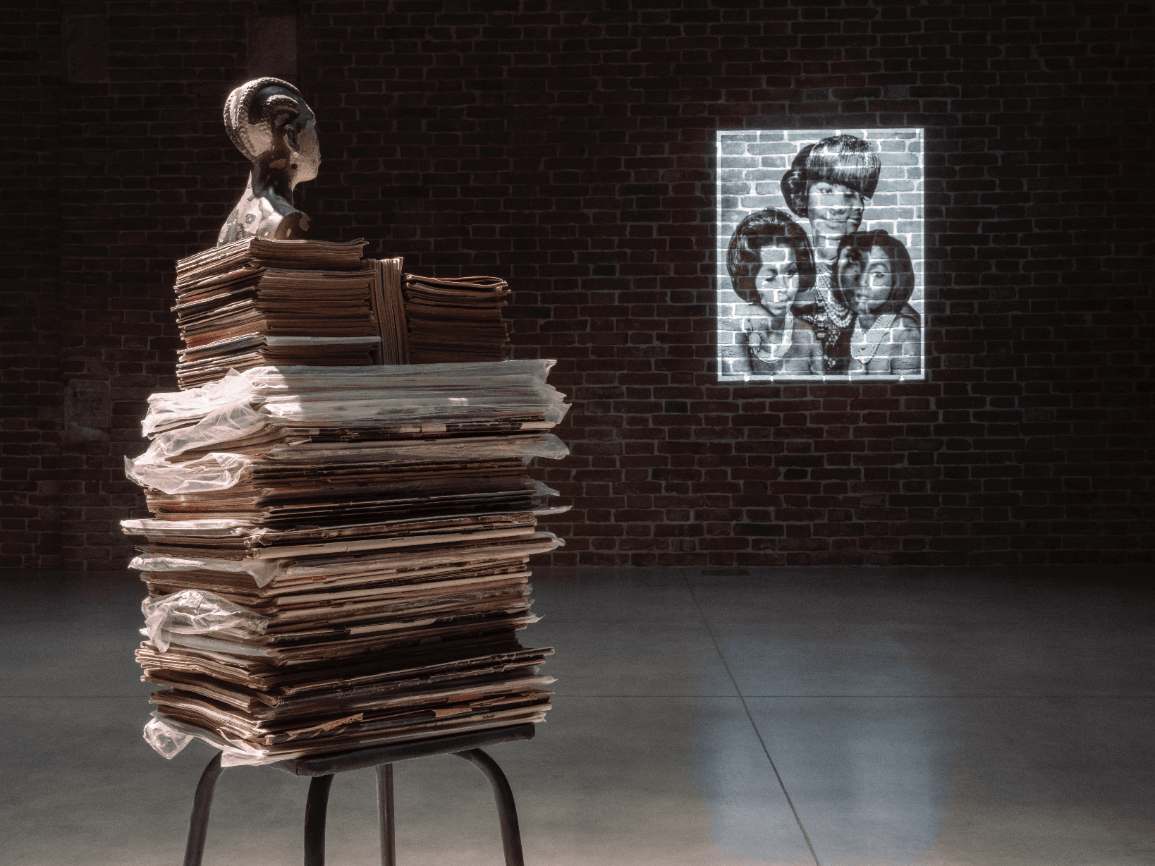 Lorna Simpson — Lorna Simpson — image 5 of 6